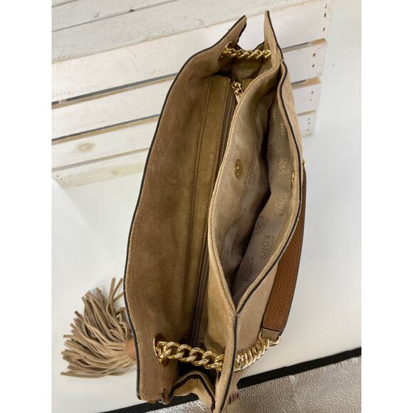 MICHAEL KORS, LARGE TAN SUEDE SHOULDER BAG WITH TASSEL - Picture 13 of 16